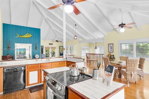 House in Marathon, Florida 3 bedrooms, 200.58 sq.m. № 1804577 - photo 16