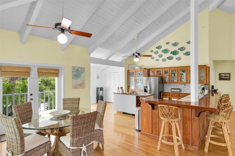 House in Marathon, Florida 3 bedrooms, 200.58 sq.m. № 1804577 - photo 14