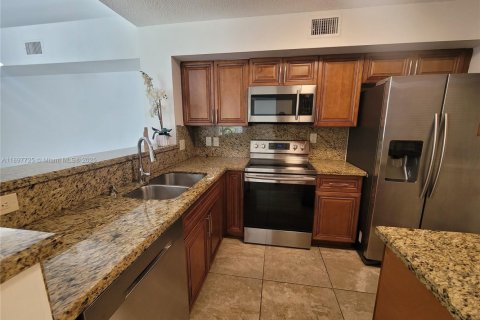 Купить кондоминиум в Мирамар, Флорида 3 спальни, 104.52м2, № 1948926 - фото 1