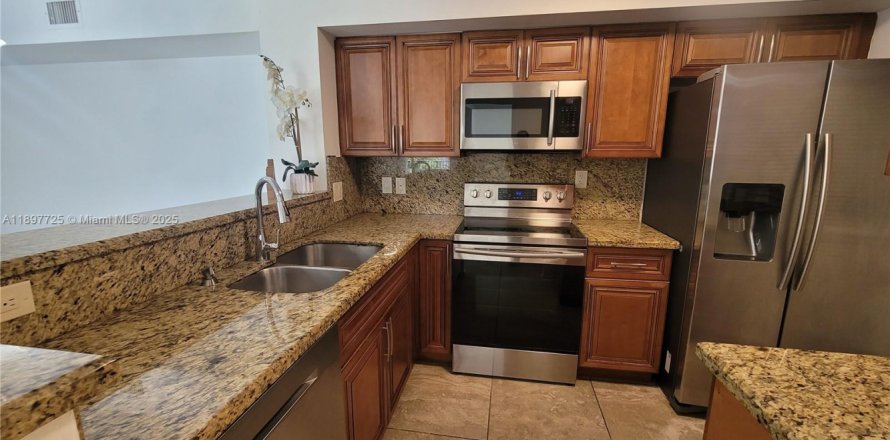 Кондоминиум с 3 спальнями в Мирамар, Флорида № 1948926