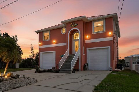 House in Hernando Beach, Florida 3 bedrooms, 131.55 sq.m. № 2291539