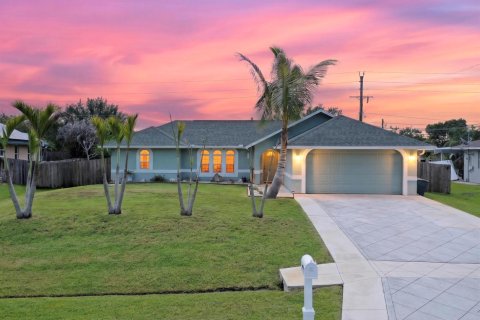 House in Port St. Lucie, Florida 3 bedrooms, 130.81 sq.m. № 2190587