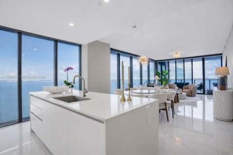 Condo in Miami, Florida, 4 bedrooms  № 2064045