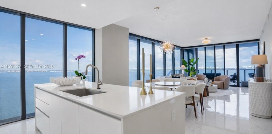 Condo in Miami, Florida, 4 bedrooms  № 2064045