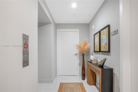 Condo in Miami, Florida, 4 bedrooms  № 2064045 - photo 2