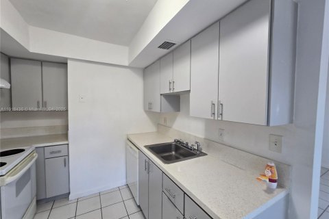 Снять в аренду таунхаус в Лодерхилл, Флорида 2 спальни, 87.7м2, № 1973203 - фото 1