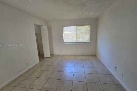 Снять в аренду таунхаус в Лодерхилл, Флорида 2 спальни, 87.7м2, № 1973203 - фото 10