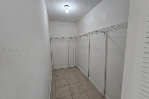 Снять в аренду таунхаус в Лодерхилл, Флорида 2 спальни, 87.7м2, № 1973203 - фото 11