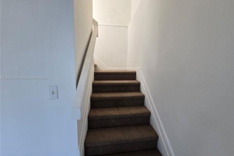 Снять в аренду таунхаус в Лодерхилл, Флорида 2 спальни, 87.7м2, № 1973203 - фото 5