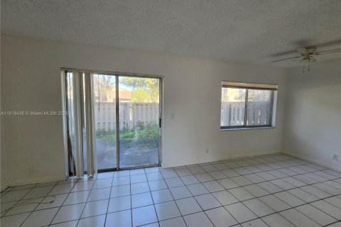 Снять в аренду таунхаус в Лодерхилл, Флорида 2 спальни, 87.7м2, № 1973203 - фото 4