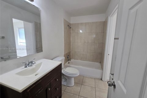 Снять в аренду таунхаус в Лодерхилл, Флорида 2 спальни, 87.7м2, № 1973203 - фото 8