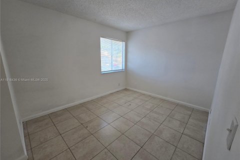 Снять в аренду таунхаус в Лодерхилл, Флорида 2 спальни, 87.7м2, № 1973203 - фото 7