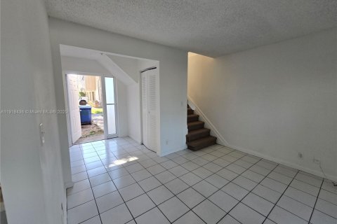 Снять в аренду таунхаус в Лодерхилл, Флорида 2 спальни, 87.7м2, № 1973203 - фото 2