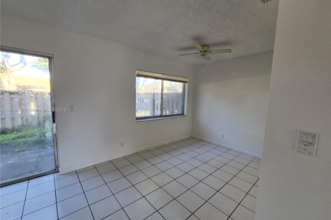 Снять в аренду таунхаус в Лодерхилл, Флорида 2 спальни, 87.7м2, № 1973203 - фото 3