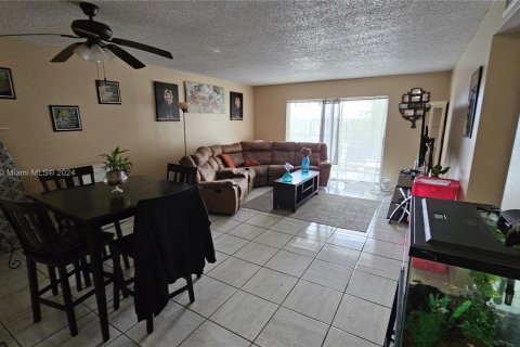 Condominio en venta en Lauderhill, Florida, 3 dormitorios, 111.02 m2 № 1120842 - foto 2