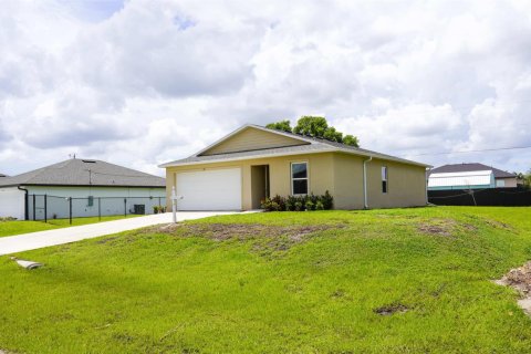 House in Cape Coral, Florida 3 bedrooms, 115.85 sq.m. № 2182109 - photo 2