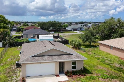 House in Cape Coral, Florida 3 bedrooms, 115.85 sq.m. № 2182109 - photo 3
