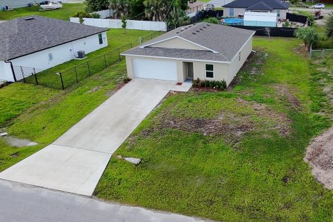 House in Cape Coral, Florida 3 bedrooms, 115.85 sq.m. № 2182109 - photo 4