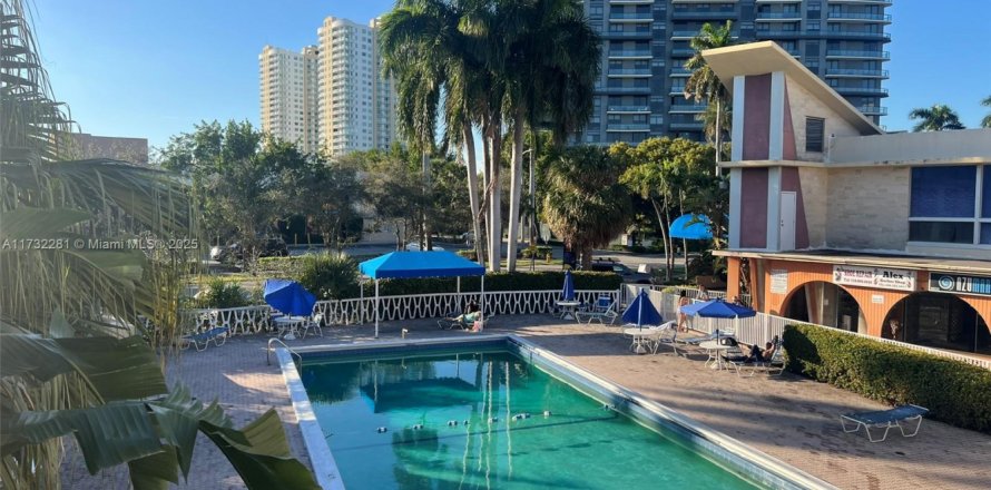Condo in Hallandale Beach, Florida, 1 bedroom № 1860098