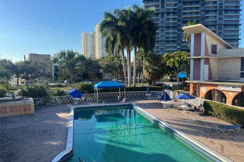 Condo in Hallandale Beach, Florida, 1 bedroom  № 1860098 - photo 16