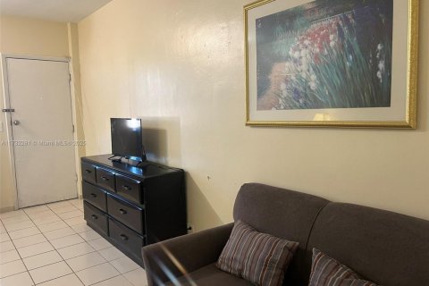 Condo in Hallandale Beach, Florida, 1 bedroom  № 1860098 - photo 6