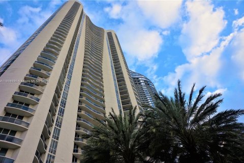 Copropriété à louer à Sunny Isles Beach, Floride: 2 chambres, 193.61 m2 № 1895850 - photo 1
