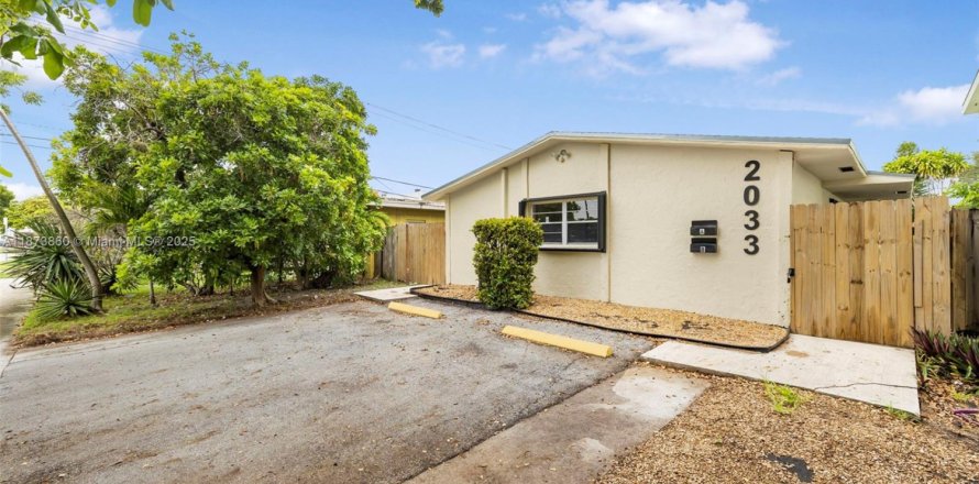 Commercial property in Hollywood, Florida 188.96 sq.m. № 2089105