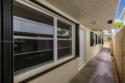Commercial property in Hollywood, Florida 188.96 sq.m. № 2089105 - photo 6