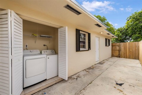 Commercial property in Hollywood, Florida 188.96 sq.m. № 2089105 - photo 14