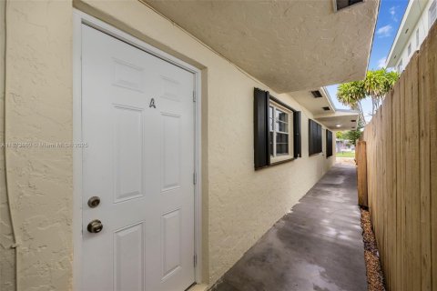 Commercial property in Hollywood, Florida 188.96 sq.m. № 2089105 - photo 3