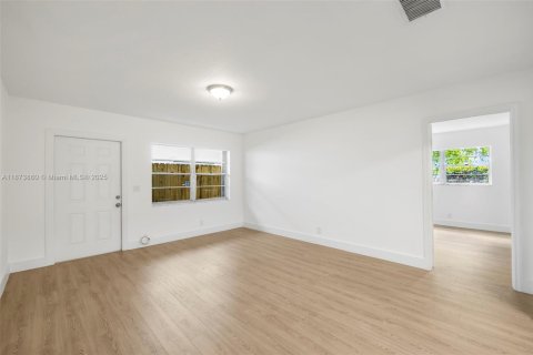 Commercial property in Hollywood, Florida 188.96 sq.m. № 2089105 - photo 24