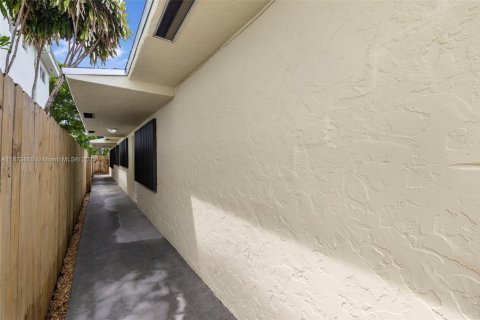 Commercial property in Hollywood, Florida 188.96 sq.m. № 2089105 - photo 7