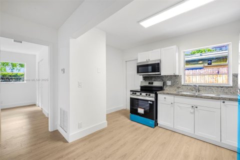 Commercial property in Hollywood, Florida 188.96 sq.m. № 2089105 - photo 25