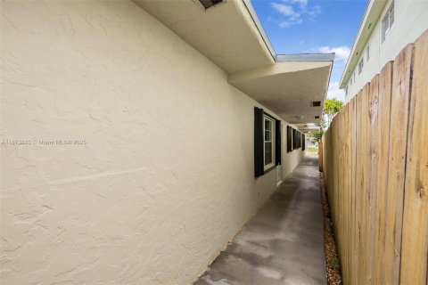 Commercial property in Hollywood, Florida 188.96 sq.m. № 2089105 - photo 10