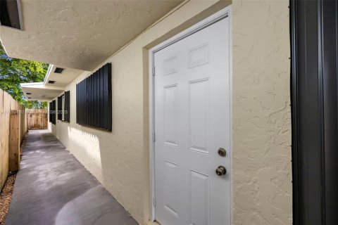 Commercial property in Hollywood, Florida 188.96 sq.m. № 2089105 - photo 12