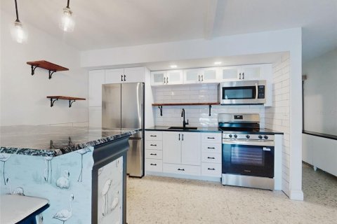 Condo in New Smyrna Beach, Florida, 1 bedroom  № 2221515 - photo 16