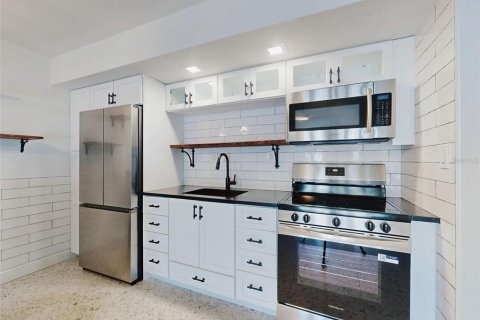 Condo in New Smyrna Beach, Florida, 1 bedroom  № 2221515 - photo 15