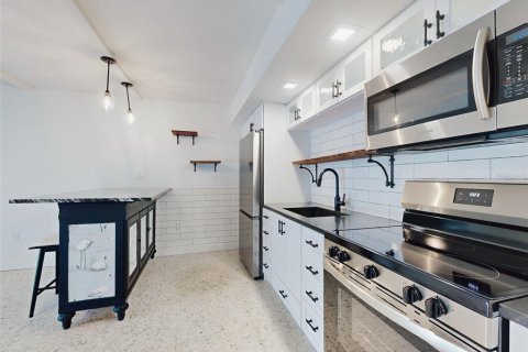 Condo in New Smyrna Beach, Florida, 1 bedroom  № 2221515 - photo 14