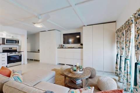 Condo in New Smyrna Beach, Florida, 1 bedroom  № 2221515 - photo 3