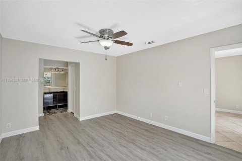 Casa en venta en Plantation, Florida, 4 dormitorios, 176.14 m2 № 1982903 - foto 17