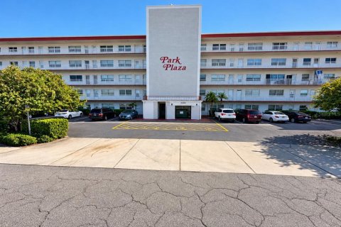 Condo in Pinellas Park, Florida, 2 bedrooms  № 2394436 - photo 2