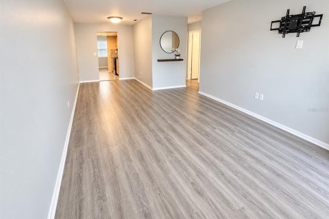 Condo in Pinellas Park, Florida, 2 bedrooms  № 2394436 - photo 4