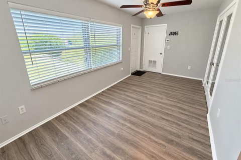 Condo in Pinellas Park, Florida, 2 bedrooms  № 2394436 - photo 9