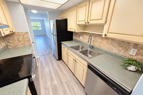 Condo in Pinellas Park, Florida, 2 bedrooms  № 2394436 - photo 7