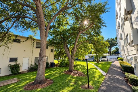 Condo in Pinellas Park, Florida, 2 bedrooms  № 2394436 - photo 19