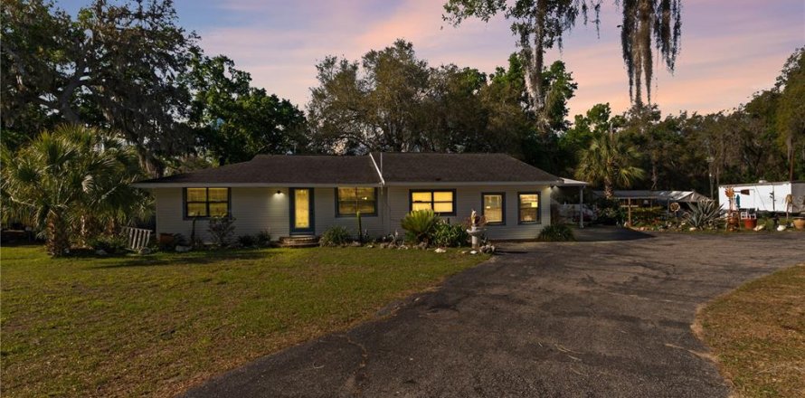Villa ou maison à Lady Lake, Floride 4 chambres, 158.49 m2 № 2129984