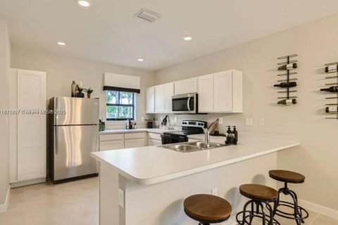 Townhouse in Florida City, Florida 3 bedrooms, 133.13 sq.m. № 1919959 - photo 12