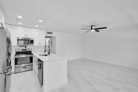 Condominio en venta en Deerfield Beach, Florida, 2 dormitorios, 76.18 m2 № 1890645 - foto 12