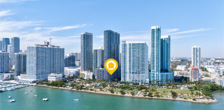 Кондоминиум с 3 спальнями в Майами, Флорида № 2002482