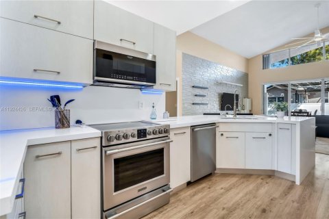 Villa ou maison à vendre à Pembroke Pines, Floride: 4 chambres, 222.41 m2 № 1989345 - photo 12